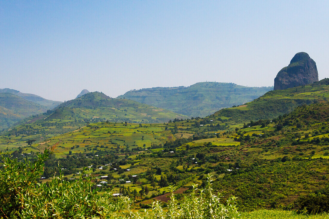 Steinsäule und Ackerland im Berg, Bahir Dar, Äthiopien