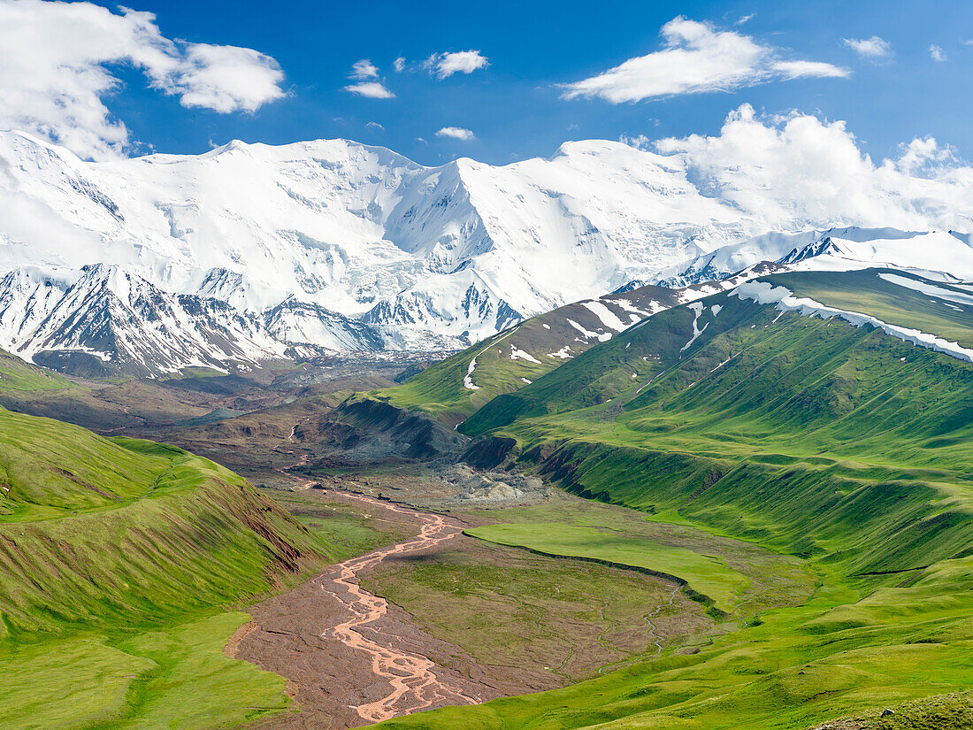 Die Gipfel des Pik Kurumdy (6614 m) im Dreiländereck Kirgisistan, China und Tadschikistan. Das Alaj-Tal im Pamir-Gebirge. Zentralasien, Kirgistan