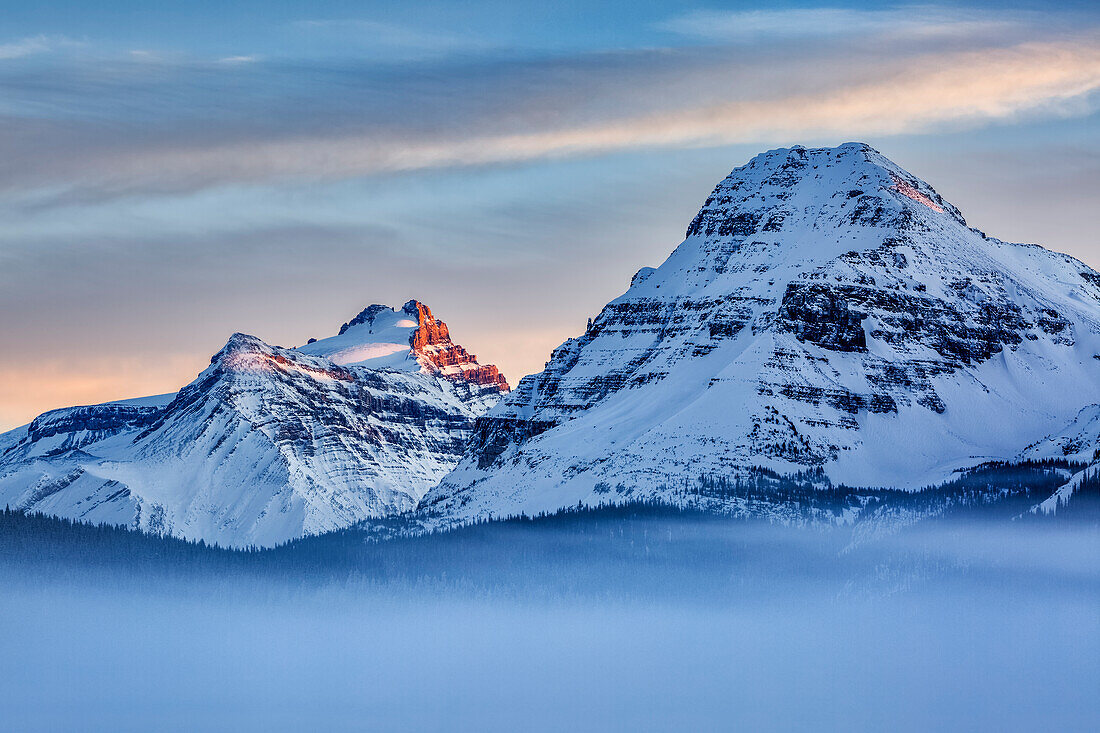 Kanada, Alberta, Banff Nationalpark, Mount Hector, Bow Peak und Nebel über Bow Lake