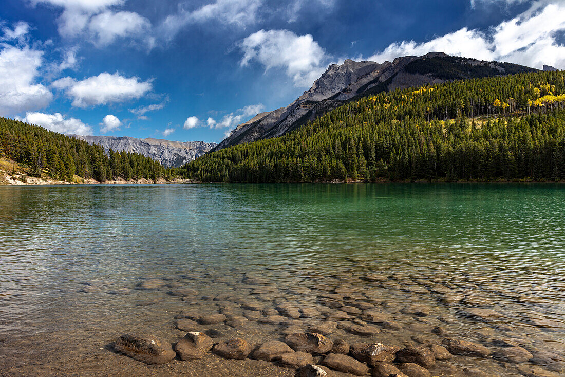 Two Jack Lake im Banff-Nationalpark, Kanada