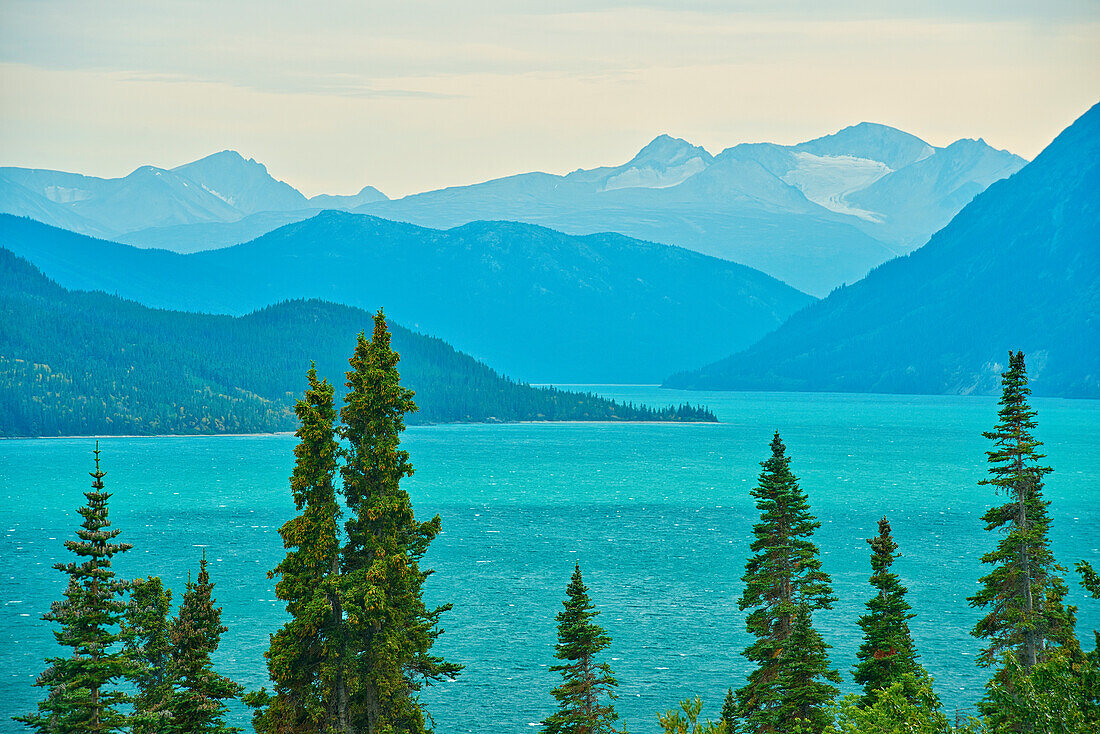 Kanada, British Columbia. Landschaft des Tutshi-Sees und der Küstenberge