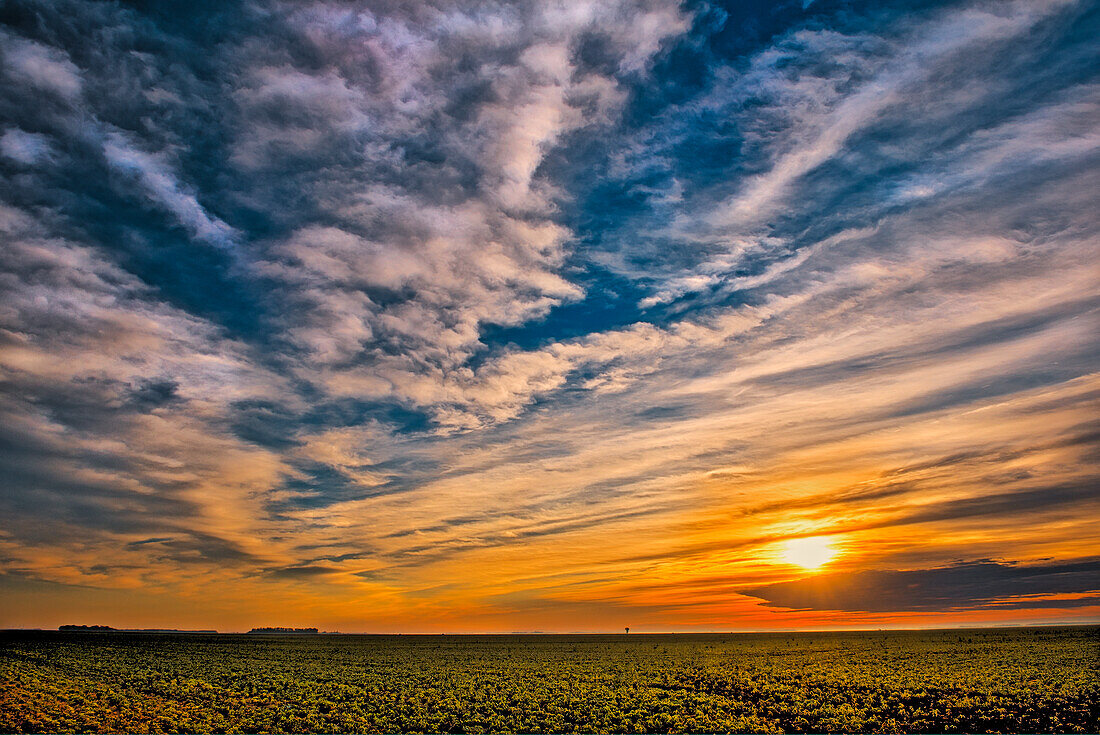 Kanada, Manitoba, Dugald. Wolken bei Sonnenuntergang auf der Prärie.