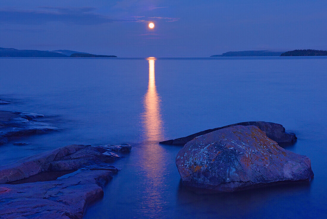 Kanada, Ontario, Rossport. Mond über dem Lake Superior
