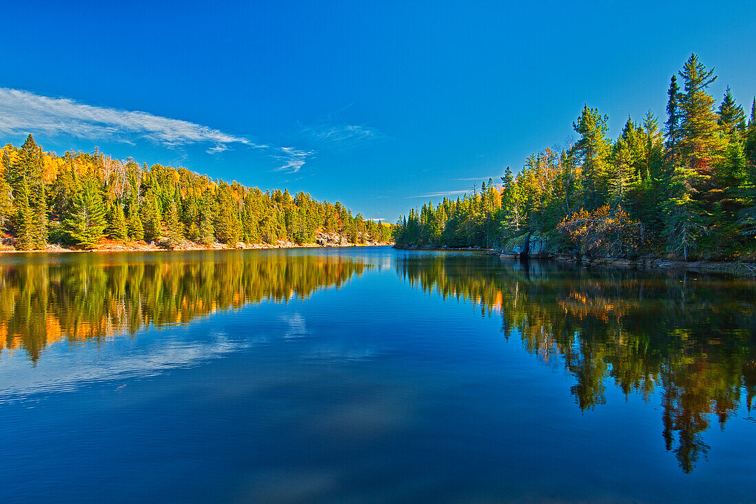 Kanada, Ontario. Waldreflexionen auf Blindfold Lake im Herbst.