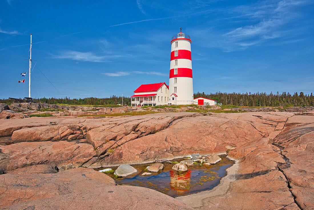 Kanada, Quebec, Pointe-des-Monts. Leuchtturm am Ufer des St. Lawrence River