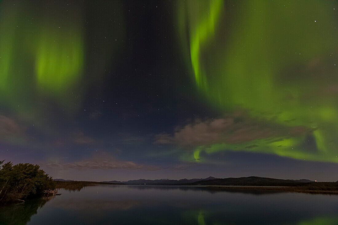 Kanada, Yukon. Nordlichter spiegeln sich im Marsh Lake bei Tagish wider.