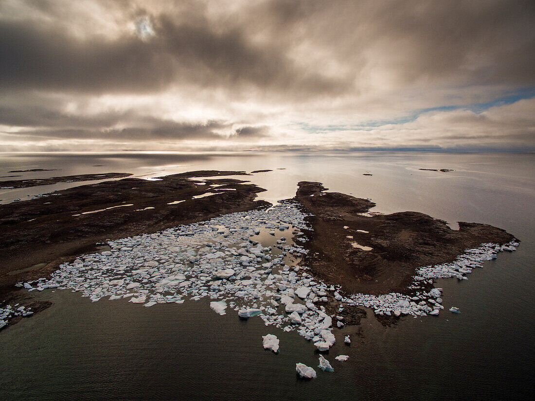 Kanada, Territorium Nunavut, Repulse Bay, Luftaufnahme von geerdeten Eisbergen auf den Harbour Islands am Sommermorgen