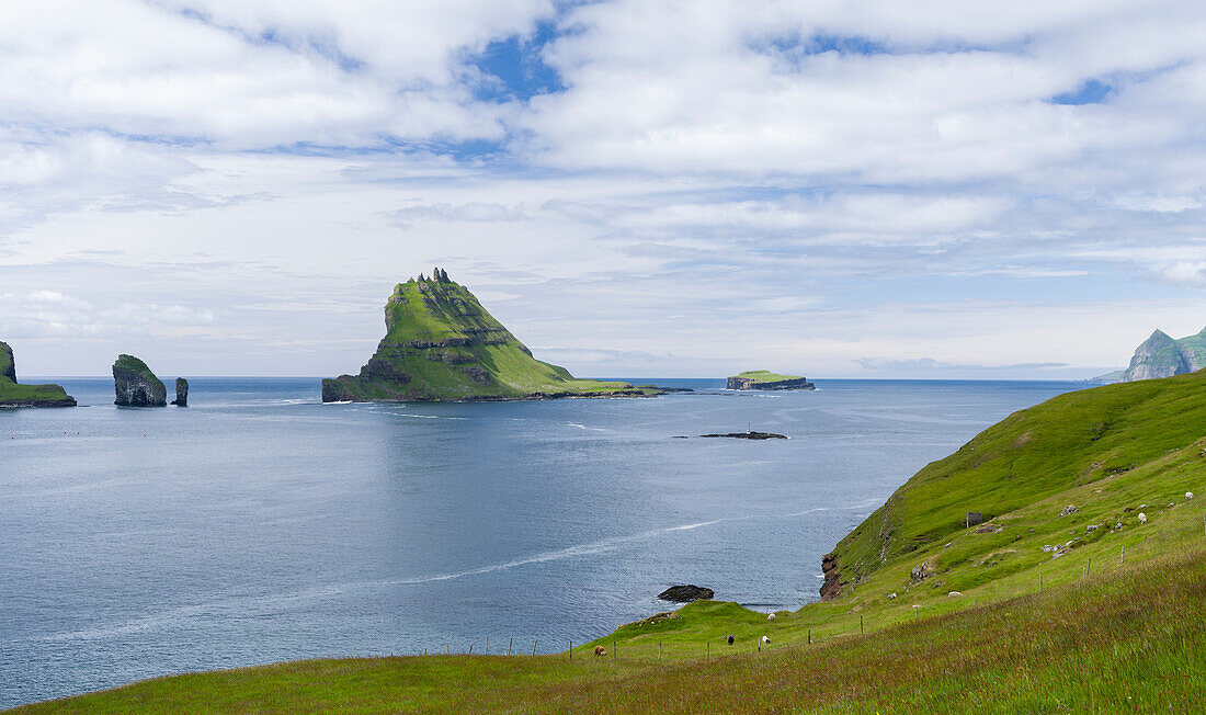 Tindholmur in Sorvagsfjordur. Insel Vagar, Teil der Färöer-Inseln im Nordatlantik. Dänemark