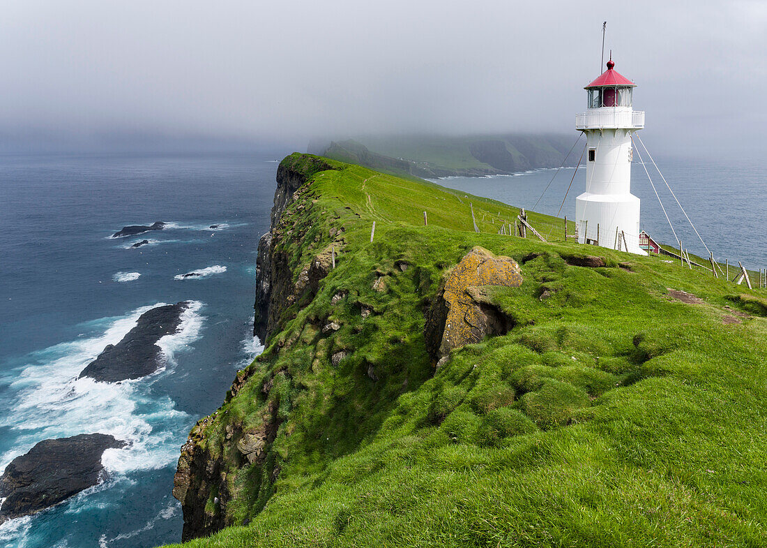 Der Leuchtturm auf Mykinesholmur. Insel Mykines, Teil der Färöer-Inseln im Nordatlantik. Dänemark
