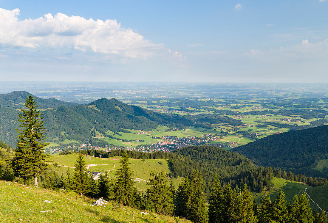 Blick über die Ausläufer der Chiemgauer Alpen und die Stadt Aschau in Oberbayern. Europa, Deutschland, Bayern