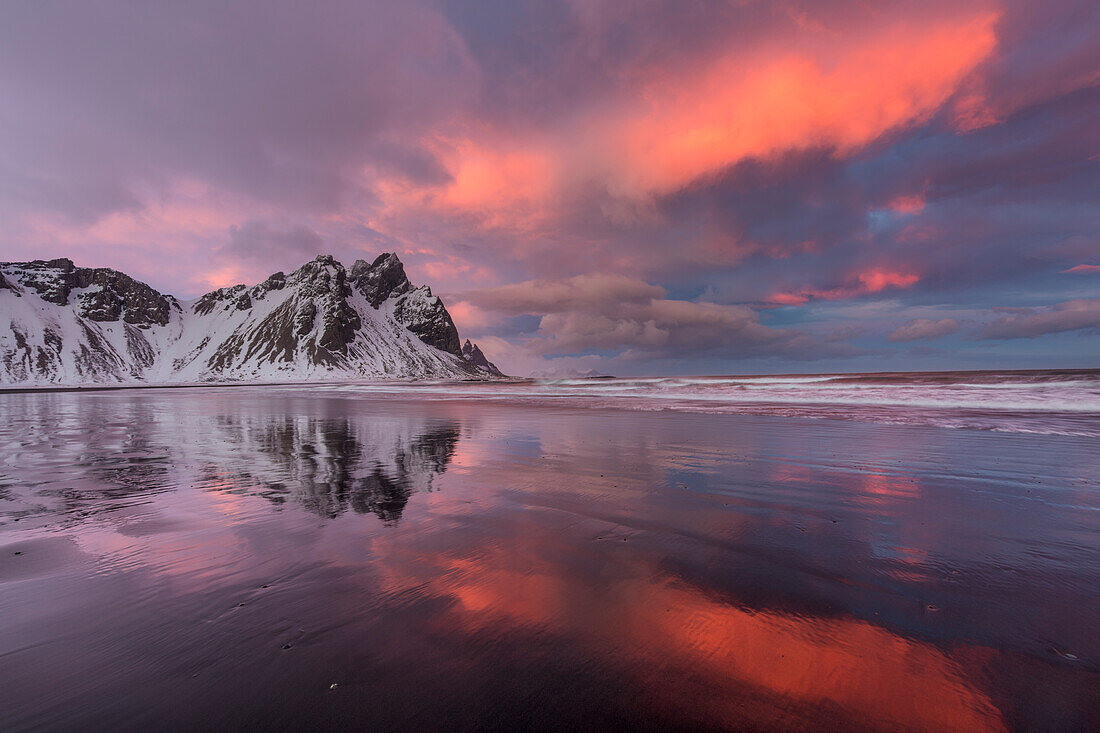 Vestrahorn-Berg im Winter in der Nähe von Hofn, Island