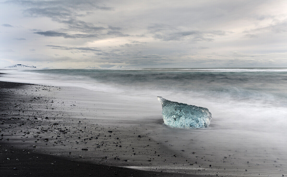 Eisberge am schwarzen Vulkanstrand. Strand des Nordatlantiks in der Nähe der Gletscherlagune Jokulsarlon und des Gletschers Breithamerkurjokull im Vatnajökull-Nationalpark.