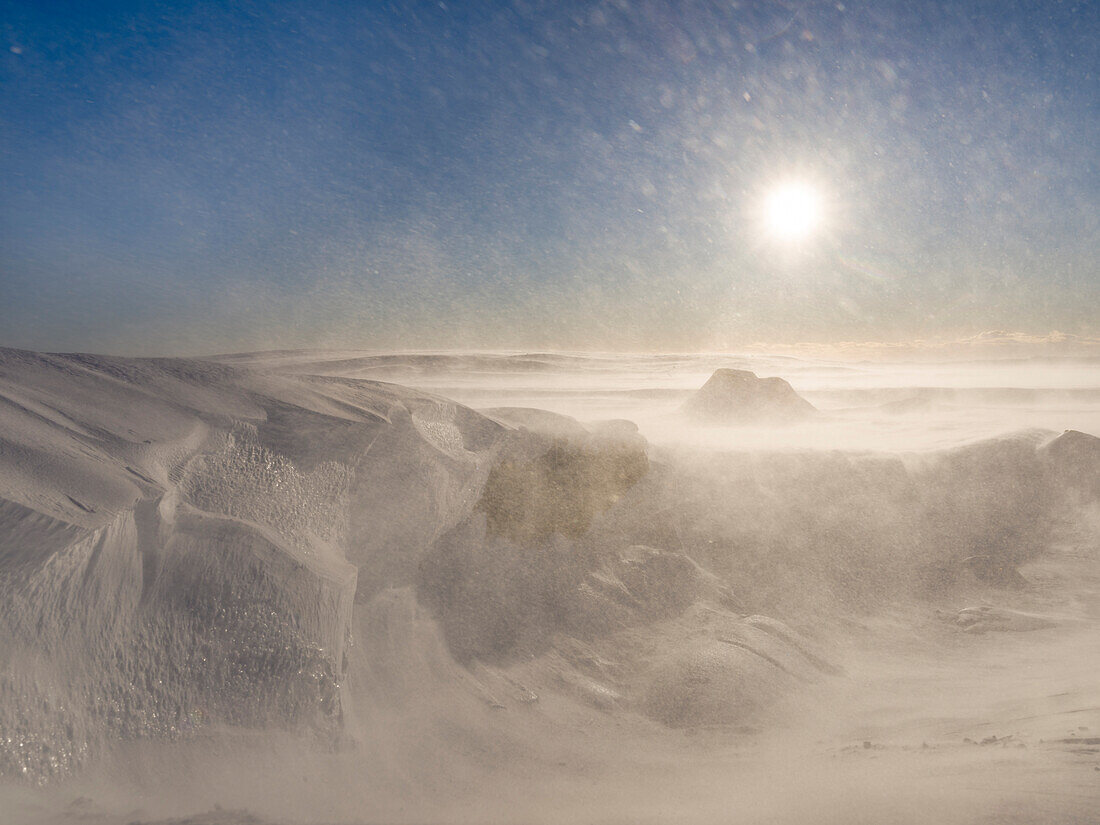 Sonnenaufgang und Sturm auf dem Breidamerkurjokull, einem Gletscher des Vatnajokull-Nationalparks im Winter. Skandinavien, Island