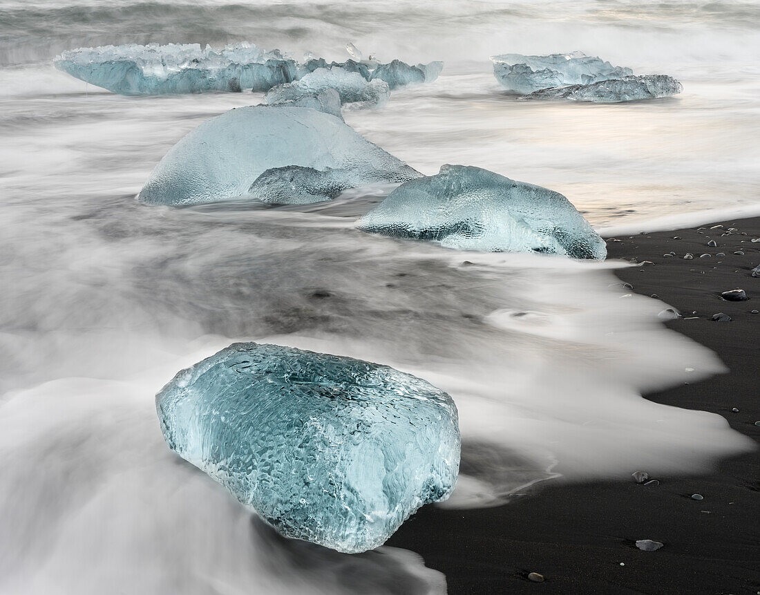 Eisberge am schwarzen Vulkanstrand in der Nähe der Gletscherlagune Jokulsarlon und des Breithamerkurjokull-Gletschers im Vatnajokull-Nationalpark, Island.