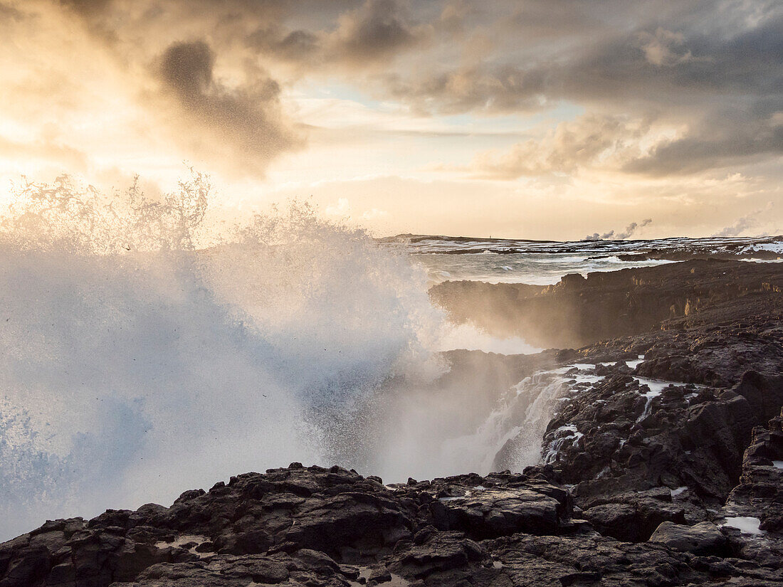 Küste bei Brimketill bei Wintersturm bei Sonnenuntergang. Halbinsel Reykjanes, Island.