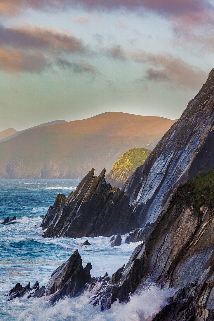 Wellen krachen gegen Klippen auf Dunmore Head mit Blasket Islands auf der Dingle-Halbinsel, Irland