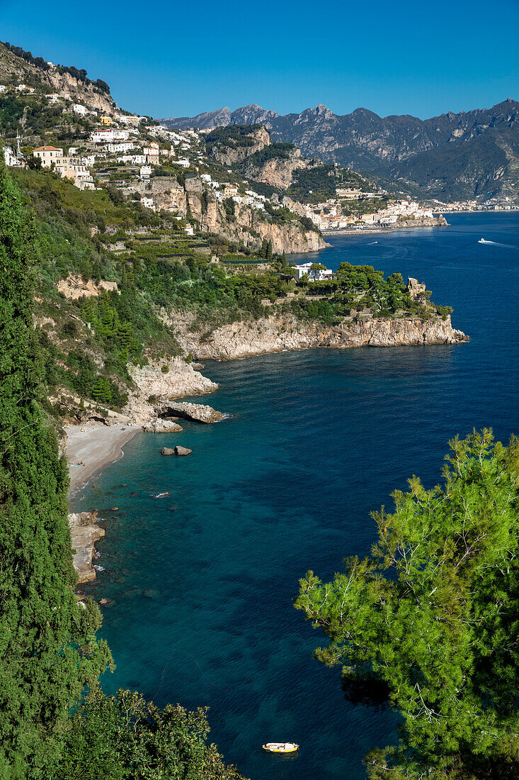 Blick Richtung Amalfi entlang der Amalfiküste, Kampanien, Italien