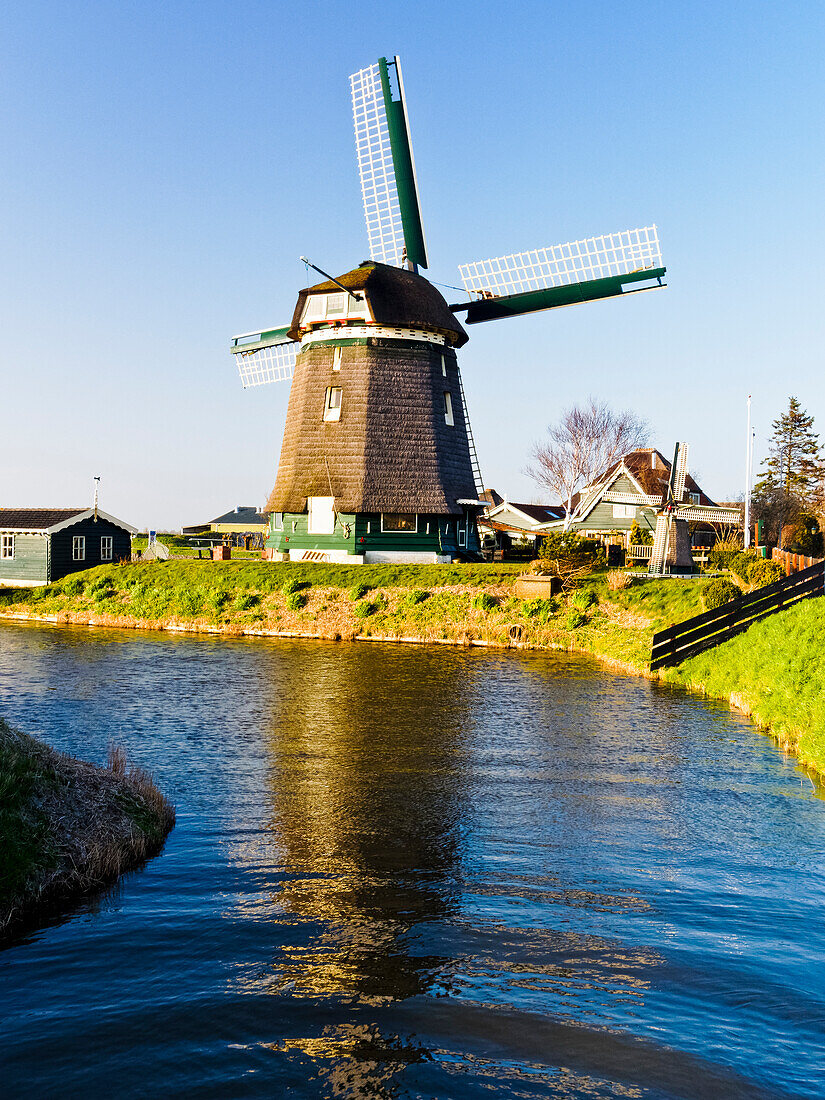 Niederlande, Nordholland, Windmühle am Kanal