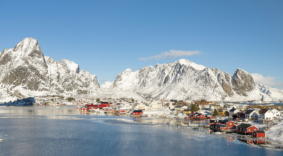 Dorf Reine auf der Insel Moskenesoya. Die Lofoten im Norden Norwegens im Winter. Skandinavien, Norwegen