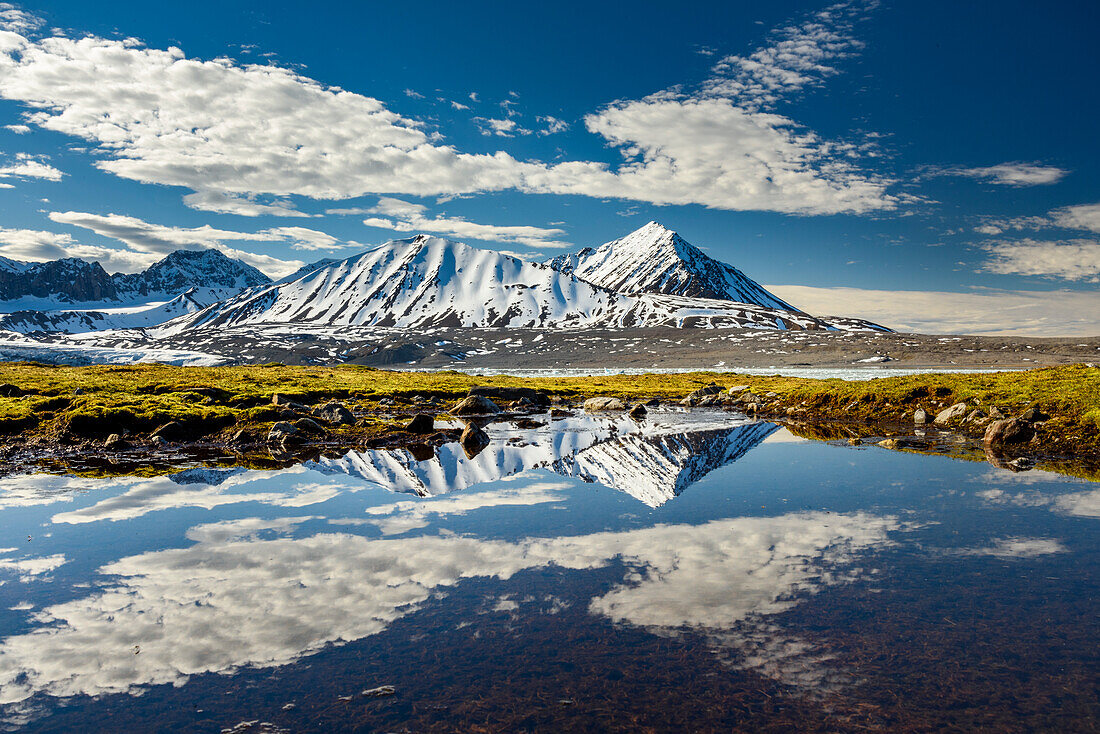 Norwegen, Svalbard, Spitzbergen. 14. Juli Gletscher-, Berg- und Wolkenreflexionen.