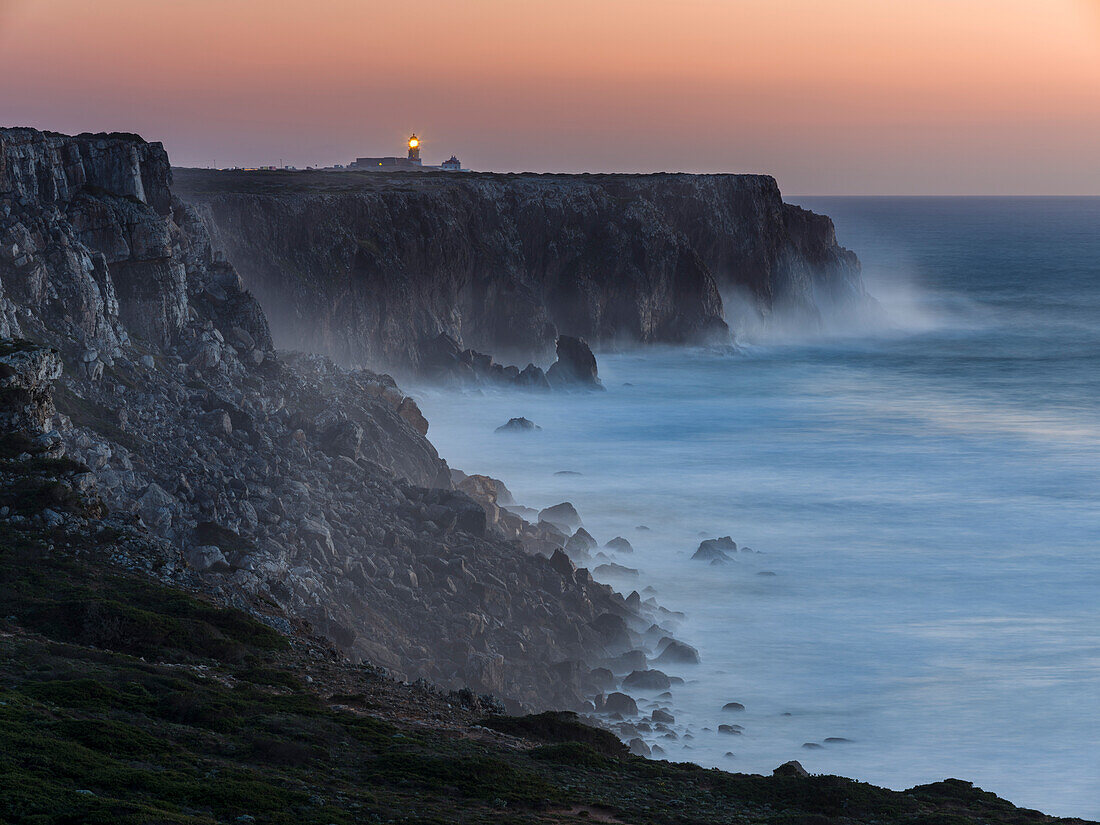 Cabo de Sao Vincente (Kap St. Vincent) mit seinem Leuchtturm an der Felsenküste der Algarve in Portugal.
