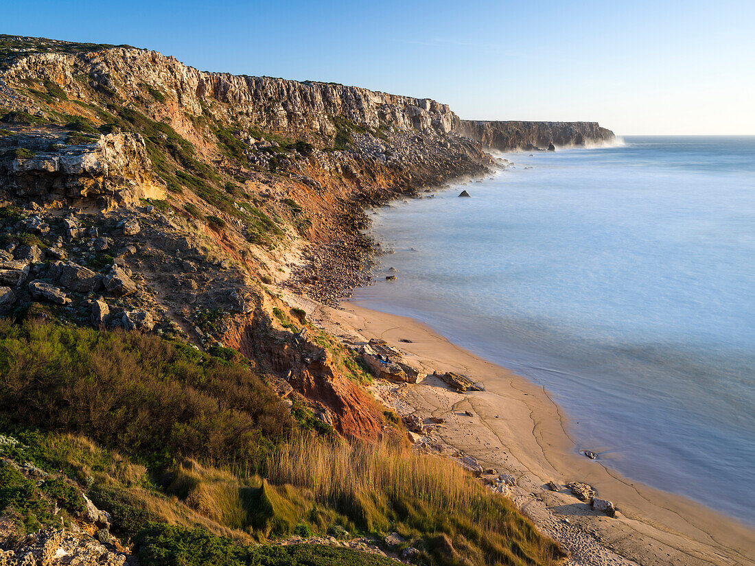 Strand und Klippen am Praia do Telheiro an der Costa Vicentina. Die Küste der Algarve im Frühling. Portugal