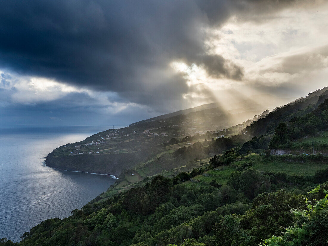 Landschaft an der Südküste bei Ribeira Seca. Insel Sao Jorge auf den Azoren, einer autonomen Region Portugals.