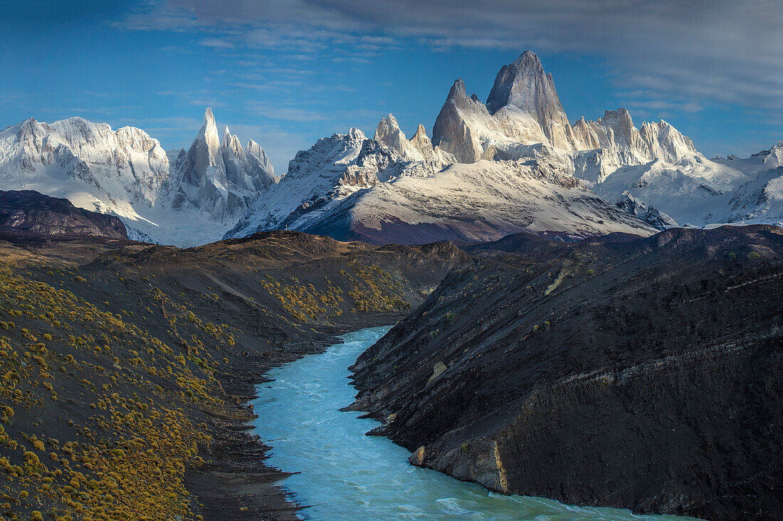 Südamerika, Argentinien. Mt. Fitzroy und Fluss bei Sonnenaufgang. C