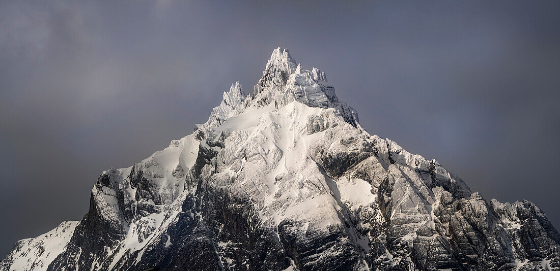 Südamerika, Argentinien, Feuerland. Schneebedeckter Gipfel des Mt. Olivia