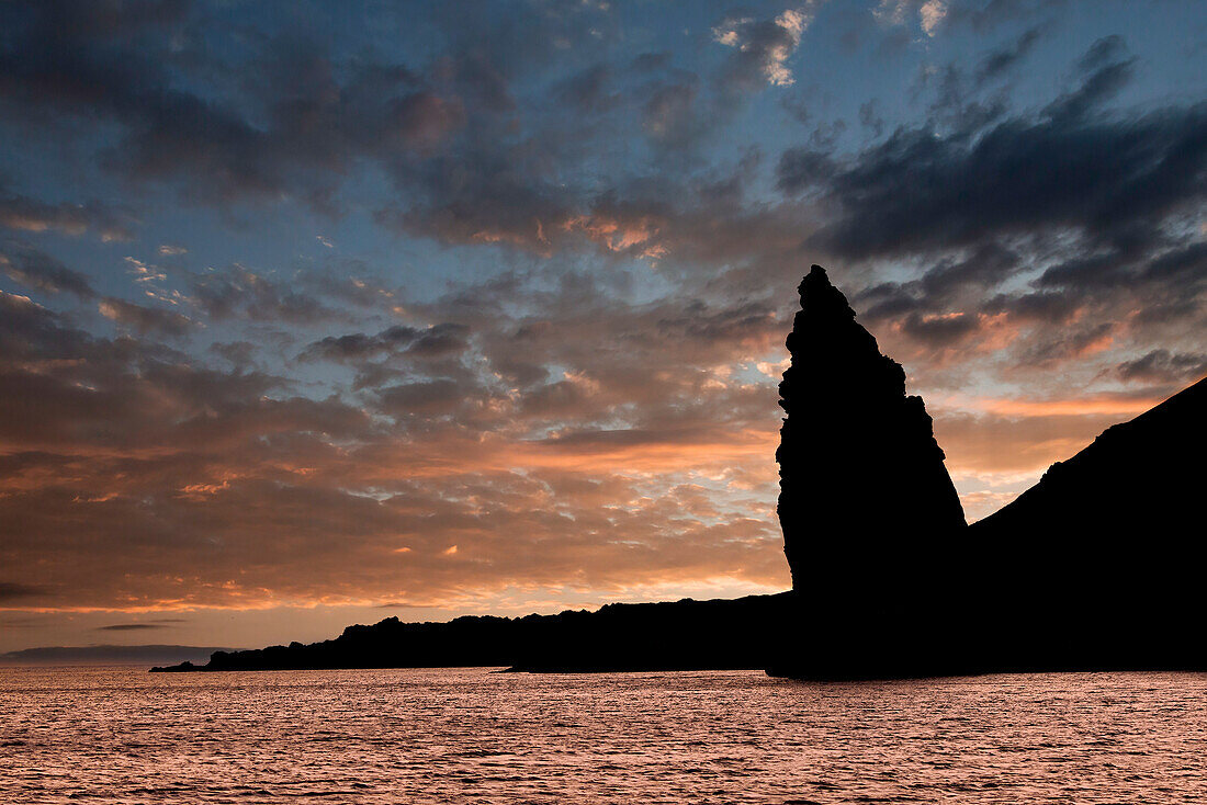 Pinnacle Rock bei Sonnenuntergang, Bartholomäus-Insel, Galapagos-Inseln, Ecuador.