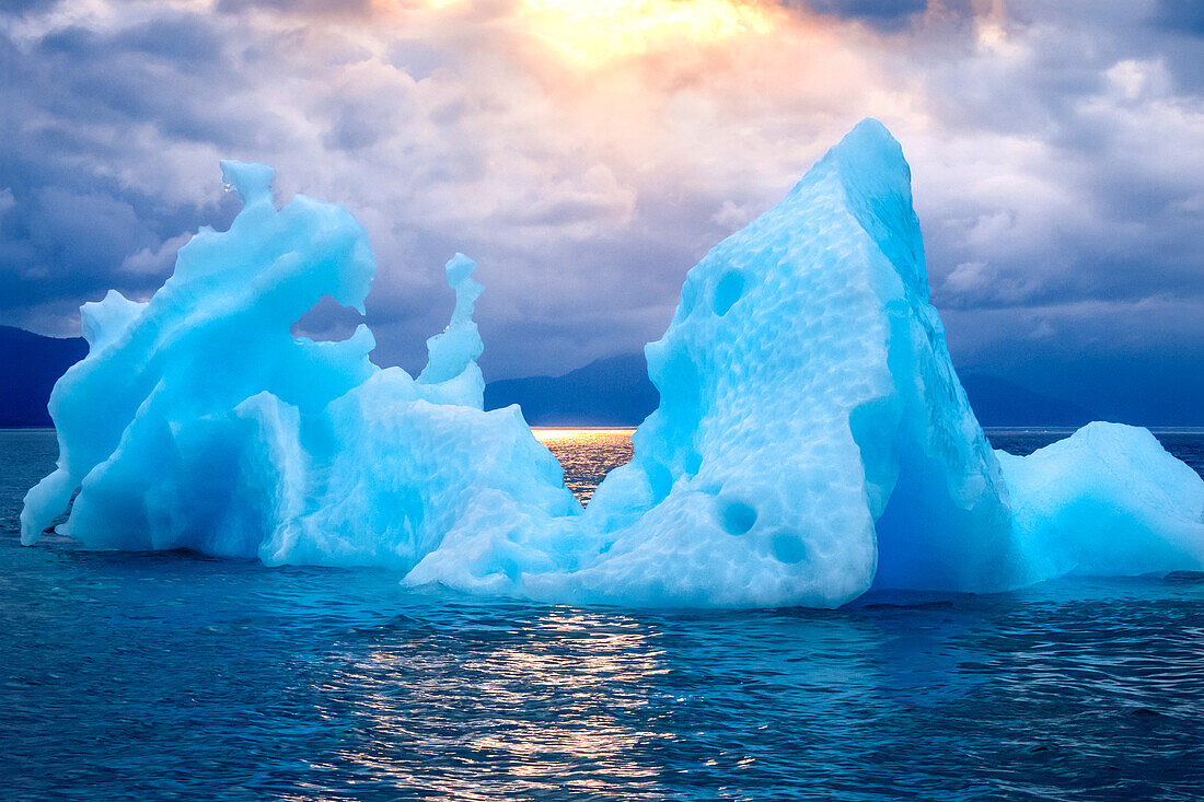 Alaskischer Eisberg bei Sonnenaufgang