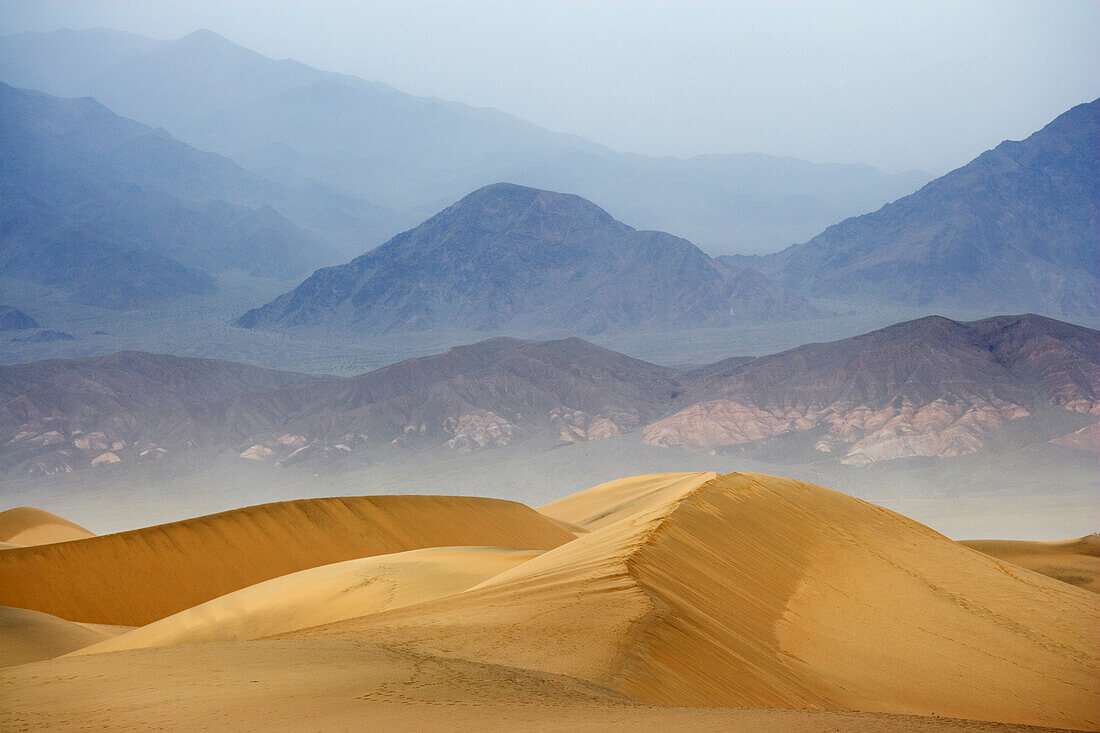USA, Kalifornien, Death-Valley-Nationalpark. Sanddünen an stürmischen Tagen