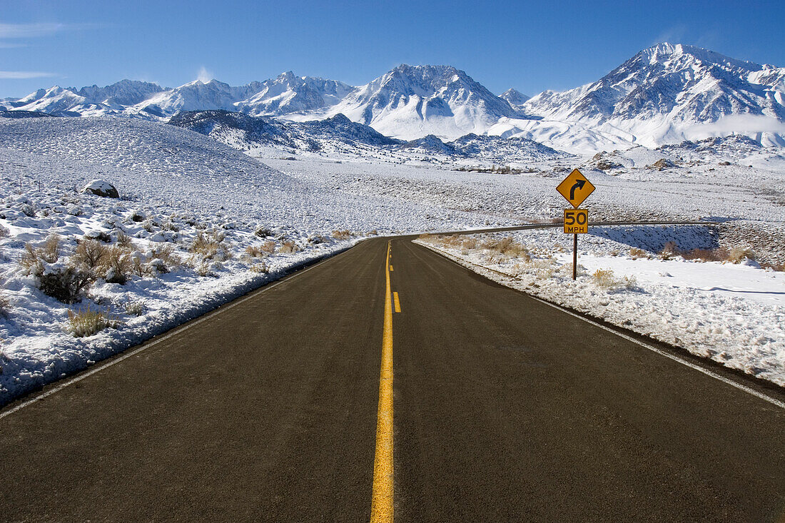 USA, Kalifornien. Straße in die Berge der Sierra Nevada im Winter