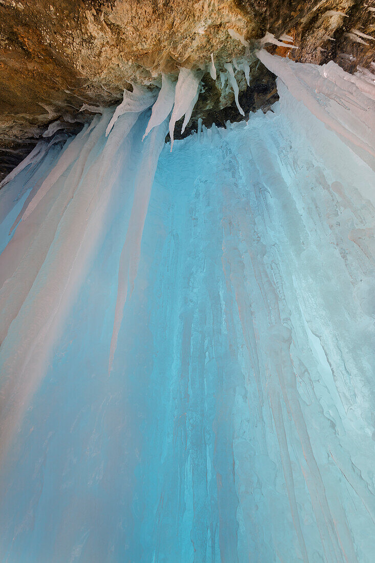 USA, Colorado, Gewehr-Gebirgspark. Eissäule in Kalksteinhöhle