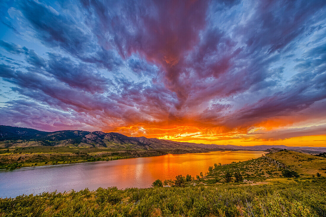 USA, Colorado, FortCollins. Sonnenuntergang über dem Horsetooth Reservoir.