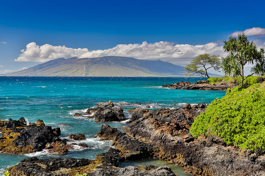 Küste entlang Wailea Beach Path in der Nähe von Polo Beach Park, Maui, Hawaii.