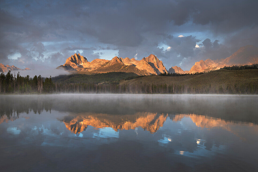 Little Redfish Lake bei Sonnenaufgang, Sawtooth Mountains, Idaho.