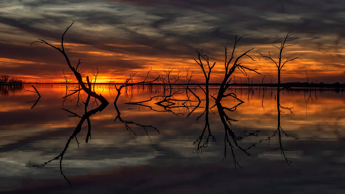 Sonnenuntergang am Eldorado State Lake in Kansas.
