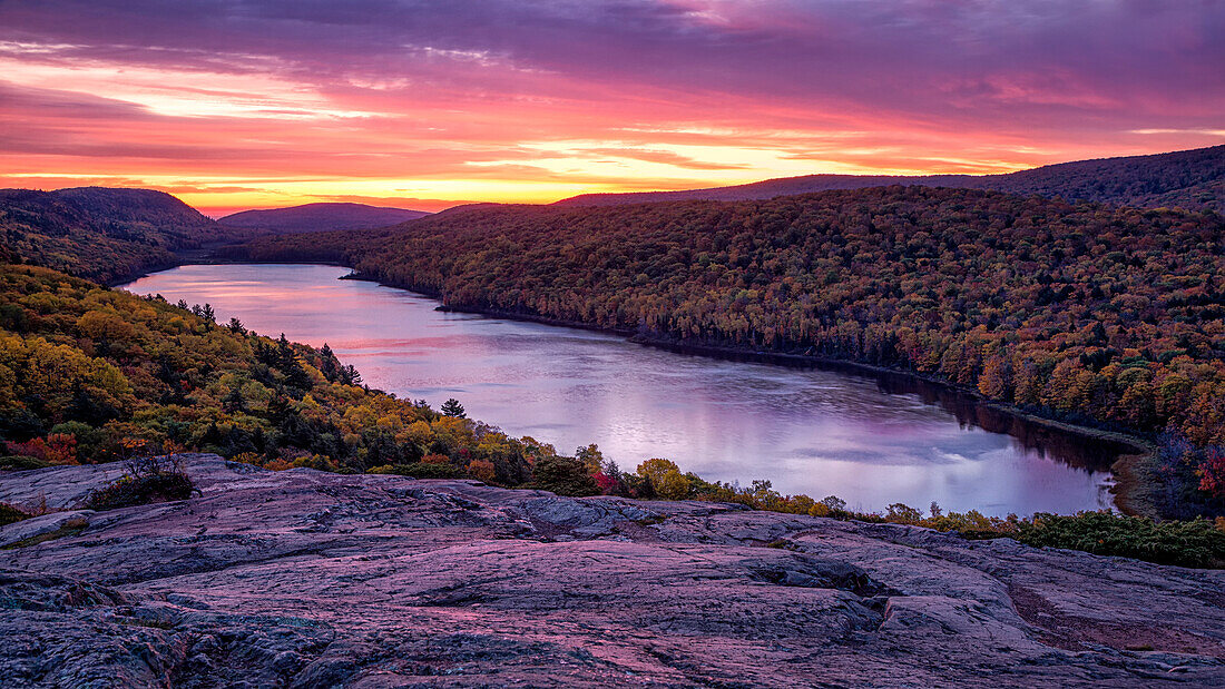 USA, Michigan, Upper Peninsula, Porcupine Mountains Wilderness State Park, Dawn over Lake of the Clouds