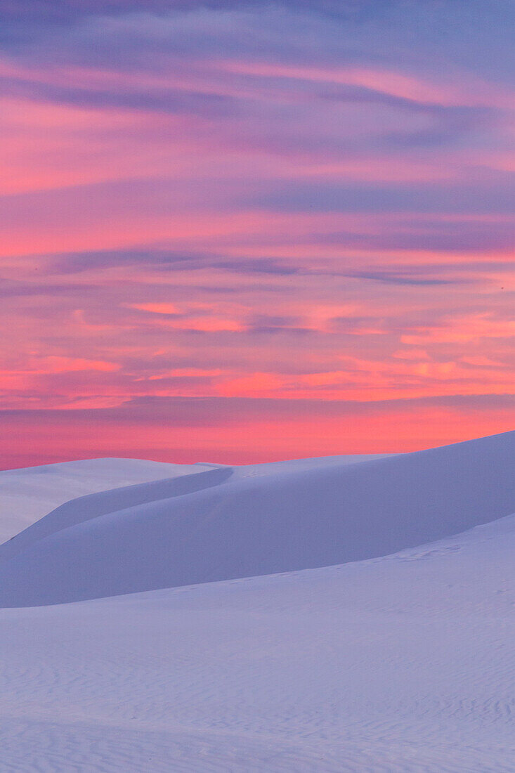 USA, New Mexico, White-Sands-Nationaldenkmal. Sonnenuntergang auf Wüstensand