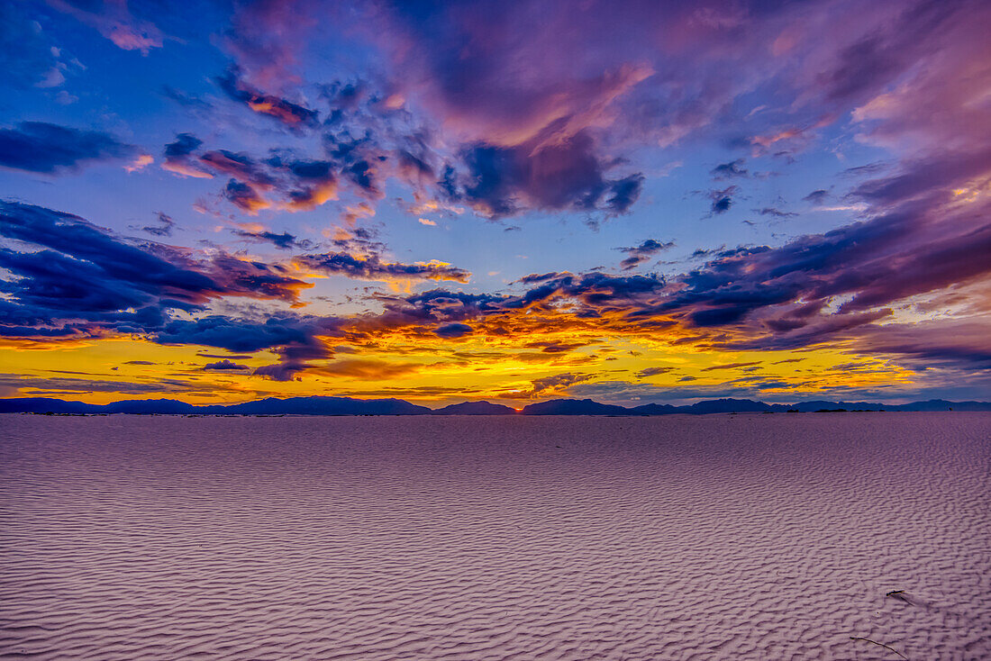 USA, New Mexico, White-Sands-Nationalpark. Sonnenuntergang über der Wüste.