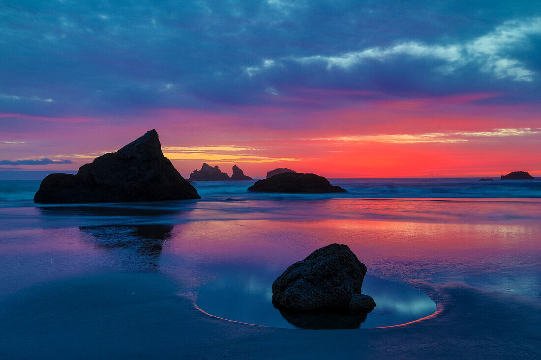 Sonnenuntergang und Seestapel, Bandon, Oregon