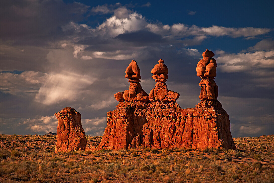 USA, Utah, Goblin Valley State Park. Sonnenaufgang auf erodierten Sandsteinformationen.