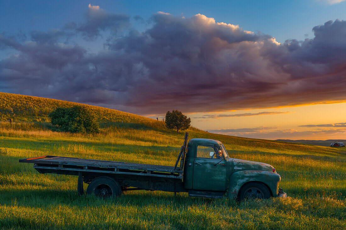 Verlassener LKW am Hang bei Sonnenuntergang, Region Palouse im Osten Washingtons.