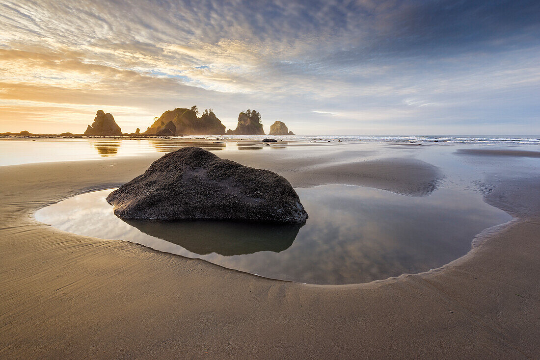 USA, Staat Washington, Olympic-Nationalpark. Sonnenaufgang am Küstenstrand und Felsen