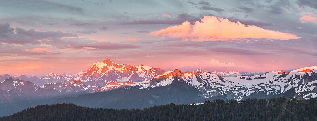 Vereinigte Staaten von Amerika, Washington. Panorama von Mt. Shuksan, Lasiocarpa Ridge und North Cascades von Skyline Divide bei Sonnenuntergang.