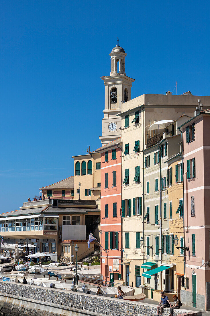 Der Glockenturm und die bunten Häuser von Boccadasse, Genua, Ligurien, Italien.