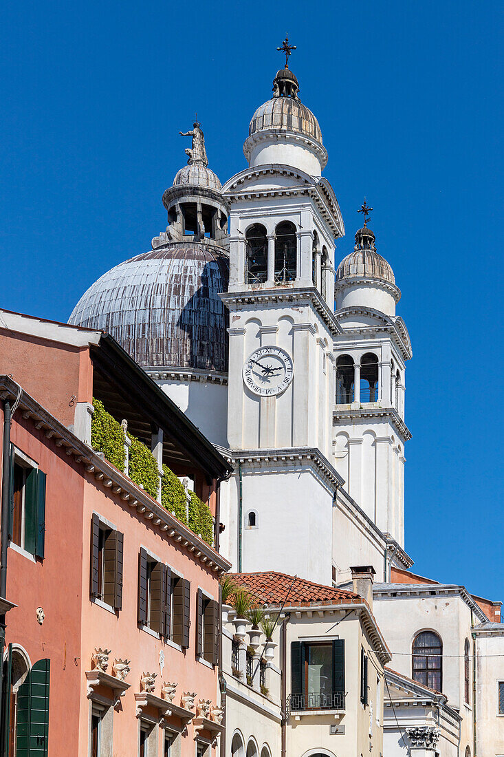Die beiden Glockentürme der Basilica della Salute, gesehen vom Rio Terà dei Catecumeni., Venedig, Venetien, Italien.
