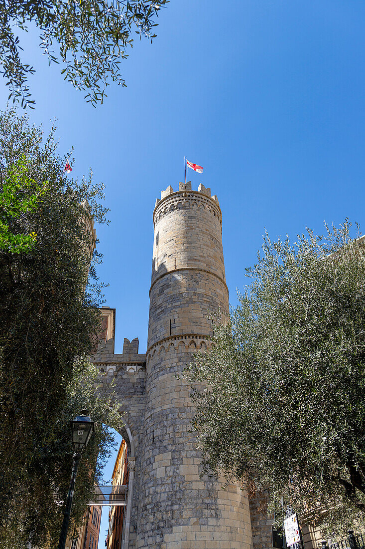 Turm der Porta Soprana, Bau aus dem 12. Jahrhundert, Genua, Ligurien, Italien.