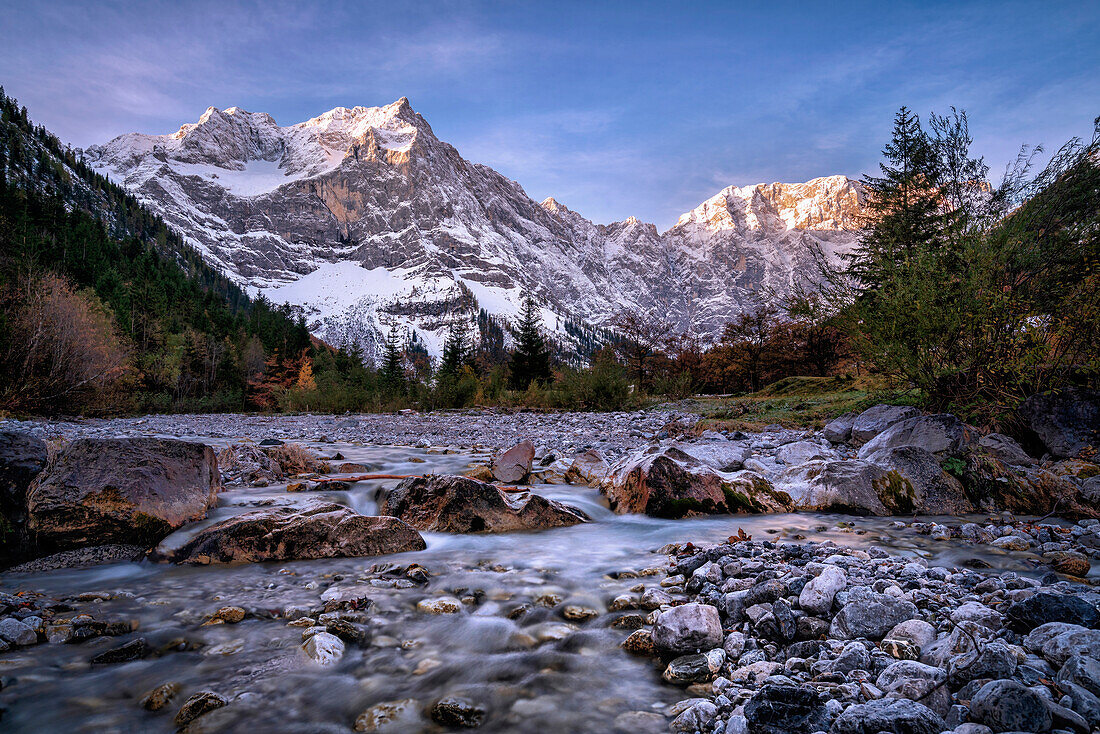 October morning in the Riss Valley with a view of the Spritzkarspitze and the Gumpenkarspitze, Karwendel, Tyrol, Austria, Europe